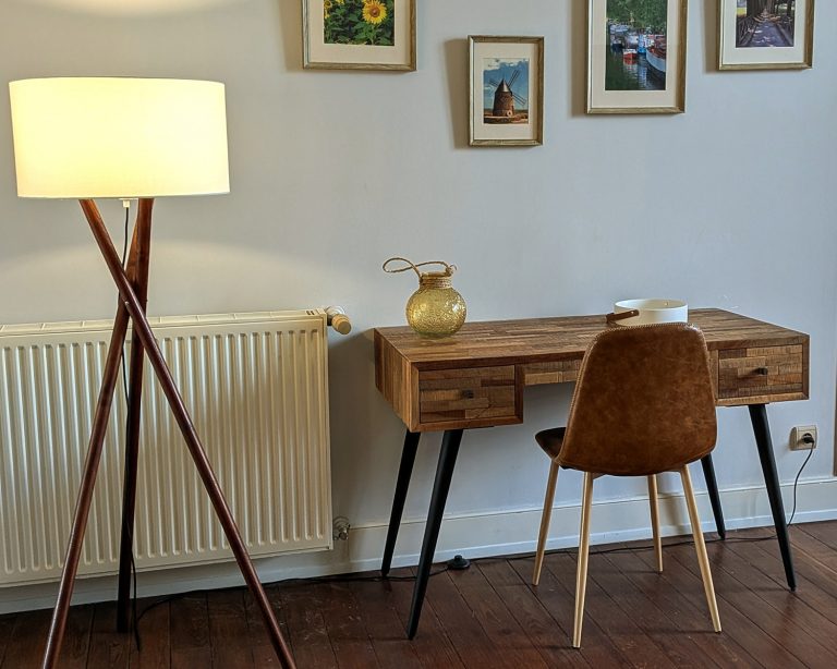 Coin de travail d'une des chambres au château, De La Pomarède