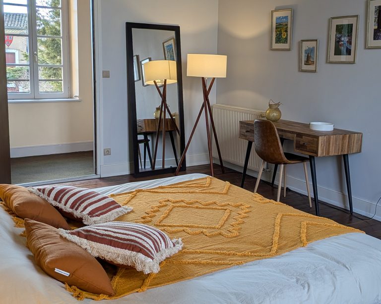 Chambre, lumineuse au Château De La Pomarède