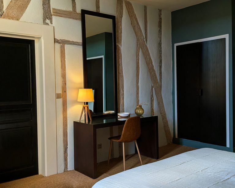 Détail d'une chambre d'hôtel du Château De La Pomarède